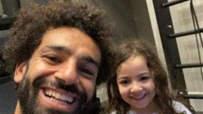 بالفيديو…مكة تساعد محمد صلاح في التدريبات المنزلية