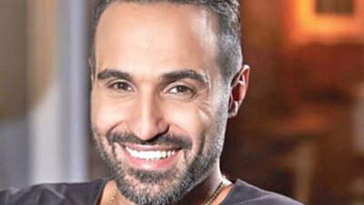 أحمد فهمي يعود الديكور الخاص بفيلم ”حلم سوسن”