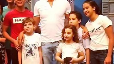 شاهد.. أحمد عز برفقة أبناء الشهداء في كواليس مسرحية ”علاء الدين”