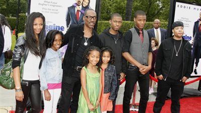 أحدهم لديه 19 طفل.. أسرار وحكايات غريبة عن عائلات المشاهير