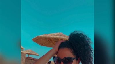 على الشاطىء.. نسرين أمين تقضي إجازتها الصيفية في جزيرة ”سوما باي”