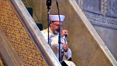 قصة السيف الذى حمله خطيب أردوغان على منبر «آيا صوفيا» في أول صلاة