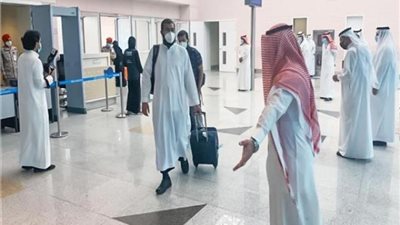 بالصور.. وصول الدفعة الأولى من الحجاج مطار الملك عبدالعزيز