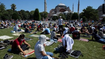 عاجل.. تصرف خطير من اليونان بعد إقامة أول صلاة بـ «آيا صوفيا»