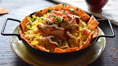 «زي المحلات».. أسهل طريقة لتحضير فتة شاورما فراخ بالبصل في المنزل