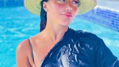 سارة سلامة تودع الصيف بصور جريئة من حمام السباحة
