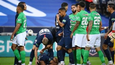 إصابة قوية لمبابي واللاعب يغادر باكياً