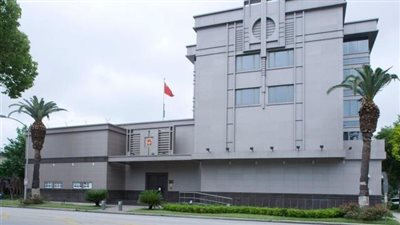 الدبلوماسيون الصينيون يغادرون مبنى القنصلية في هيوستن