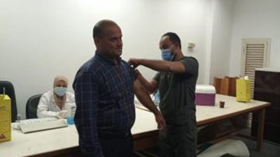 بالصور .. شاهد تطعيم أعضاء هيئة التدريس والعاملين والطلاب بجامعة حلوان ضد كورونا