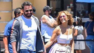 القبلات الساخنة بين جينيفر لوبيز وبن أفليك تشعل مواقع التواصل الاجتماعي