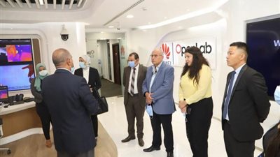 شاهد.. لماذا أرسلت القوى العاملة وفد رفيع لشركة «هواوي» بالقرية الذكية ؟