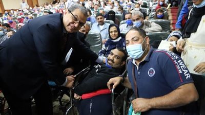 بالصور.. وزير القوى العاملة يسلم 297 عقد عمل لأصحاب الهمم والعزيمة