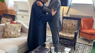 بالصور.. أمين عام اللجنة الدولية للأخوة الإنسانية يهدي شيخ الأزهر كتاب «الإمام والبابا»