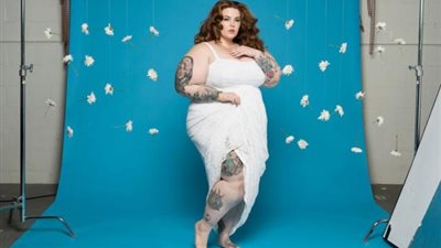 «تيس هوليداي».. أسمن عارضة أزياء في العالم تتحدى كرشها بأحدث جلسة تصوير