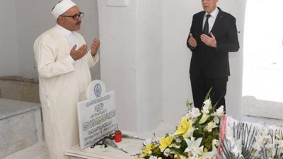 بالصور.. الرئيس التونسى يزور قبر «السبسى»