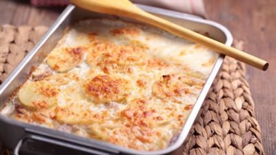 «زي المطاعم».. أسهل طريقة لتحضير صينية البطاطس بالبشاميل