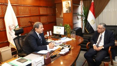 الحكومة تبحث تحسين أوضاع عمل المصريين بالخارج