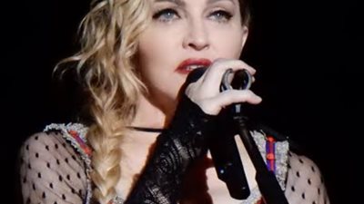 مذيع مشهور يتعرض لموقف محرج.. والسبب:مادونا