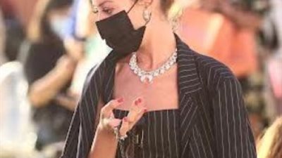 منة شلبى بـ”الهوت شورت” فى أحدث ظهور لها