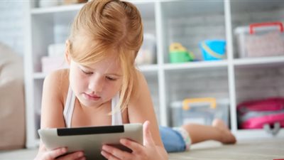 هل التحديق في الموبايل يزيد من قصر النظر للأطفال؟.. اعرف الإجابة