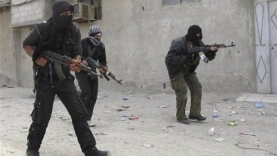 مسلحون مجهولون الهوية يقتحمون قرية في سوريا