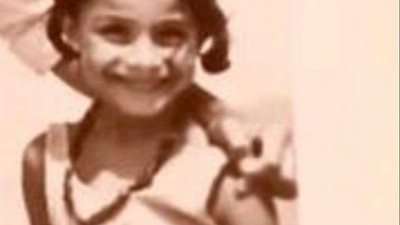 خمنوا من صاحبة هذه الصورة.. إعلامية مشهورة ؟