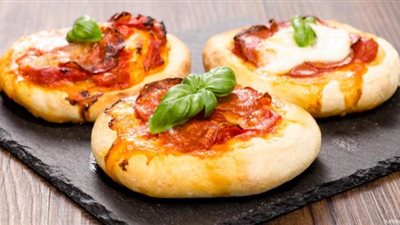 «زي المحلات».. أسهل طريقة لعمل ميني بيتزا