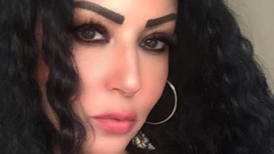 شاهد.. سمية الخشاب تستمتع بالصيف في حمام السباحة