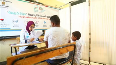 صور.. الكشف الطبي علي 1704 مواطنا بالواحات البحرية وصرف أدوية بالمجان