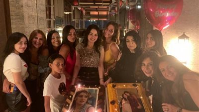 ”من أجمل أيام حياتى”.. دينا فؤاد تحتفل بعيد ميلادها بحضور أصدقائها