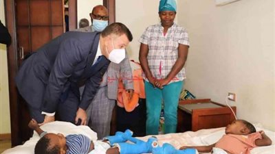 لهذا السبب .. والدة التؤام البوروندي الملتصق توجه رسالة شكر لجامعة عين شمس