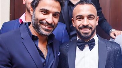 أحمد فهمى يهنئ قفشة  بزواجه على طريقته الخاصة