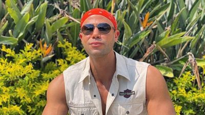 محمد إمام يروج لفيلمه الجديد ”عمهم” بـ”لوك” مختلف