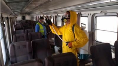 السكة الحديد تواصل عمليات تطهير وتعقيم المحطات والقطارات