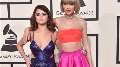 بماذا وصفت سيلينا جوميز ألبوم تايلور سويفت؟.. إليك الإجابة
