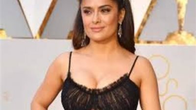 قبل إطلاق فيلمها الجديد.. سلمى حايك تشوق جمهورها بإطلالة من السبعينيات