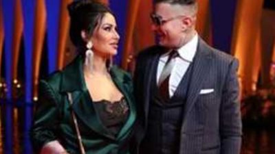 أحمد الفيشاوى يتبادل القبلات مع زوجته على السجادة الحمراء