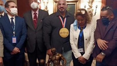 استقبال بالورود لمستر أولمبيا بمطار القاهرة