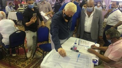 مرتضى منصور يتفقد الجمعية العمومية للزمالك ويشيد بالحضور