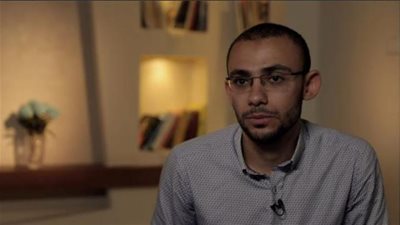 بالصور .. طالب بجامعة القاهرة يفوز بالمركز الأول وكأس التميز في مسابقة المشروع الوطني للقراءة