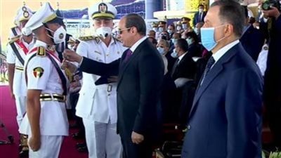 عاجل .. الرئيس السيسى يكرم أوائل كلية الشرطة دفعة 2021