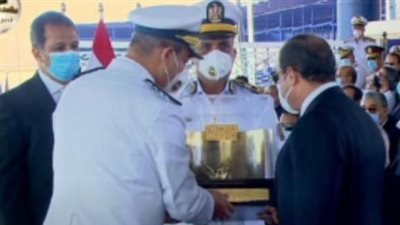 بالصور والفيديو .. اللواء أحمد إبراهيم يهدى الرئيس السيسى هدية تذكارية في حفل تخرج طلاب الشرطة