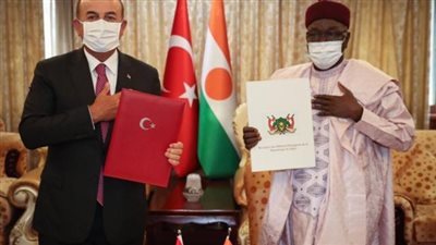 تمهيدًا للتوغل في أفريقيا.. تركيا توقع اتفاقيات عسكرية مع جيران ليبيا الجنوبيين