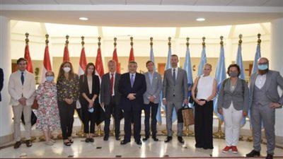 محافظ البحر الأحمر يستقبل وفداً دبلوماسياً من 12 دولة