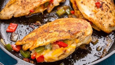 «زي المطاعم».. كيفية إعداد الدجاج المحشي بتوابل الكاجون