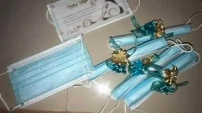 أخر تقاليع كورونا.. دعوات حفل زفاف على كمامة