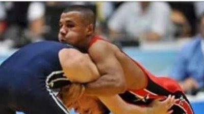 النمر يتوج بذهبية العالم في المصارعة الحرة