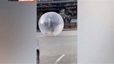 «مفيش داعي للكمامة».. شاب يواجه كورونا بحيلة غريبة