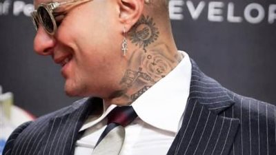 أحمد الفيشاوى يثير الجدل بارتداء ”حلق الماظ” على شكل مفتاح الحياة