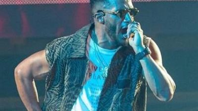 محمد رمضان من أمام طائرة هليكوبتر فى الإمارات